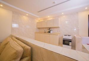 Kuchyň nebo kuchyňský kout v ubytování أجنحة الفرسان المتحدة بالحمدانية