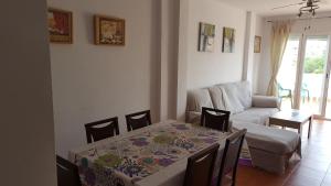 uma sala de estar com uma mesa e um sofá em 3 Bed Apartment to rent in Mojácar, Spain. em Mojácar