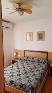 モハカルにある3 Bed Apartment to rent in Mojácar, Spain.のベッドルーム1室(ベッド1台、シーリングファン付)