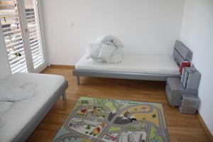um quarto com uma cama, um sofá e um tapete em Indoor Swimming Pool, Sauna, Fitness, Private Gardens, Spacious Modern Apartment em Lugano