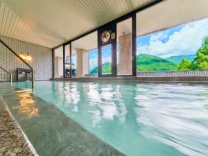 a swimming pool with a view of a mountain at Yukai Resort Premium Gero Saichoraku Honkan in Gero