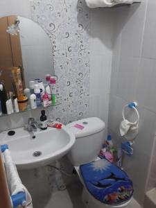 een badkamer met een toilet, een wastafel en een spiegel bij Relaxation apartment in Marrakesh