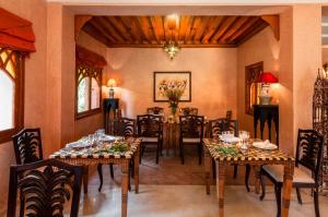 Charming villa in the heart of Marrakech palm grove tesisinde bir restoran veya yemek mekanı