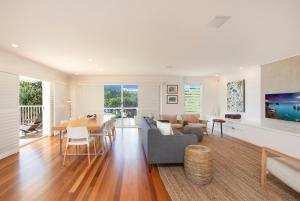 Χώρος καθιστικού στο The White House - Spectacular Ocean Views, WiFi, Central Coolum
