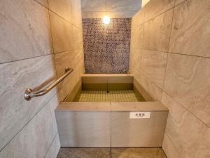 Koupelna v ubytování Ooedo Onsen Monogatari Premium Toba Saichoraku