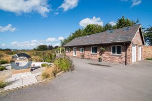 un edificio di mattoni con un cartello di fronte di Picturesque Chester Abode With Free Wifi a Chester