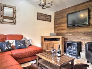 uma sala de estar com um sofá e uma mesa em Chalet Soleil em Landry