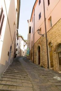 eine Gasse in einer Altstadt mit Gebäuden in der Unterkunft Rustic Tuscan style apartment in Massa Marittima