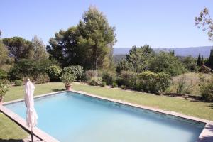 Fabulous bastide in Gordes overlooking the Lubéron - by feelluxuryholidaysの敷地内または近くにあるプール
