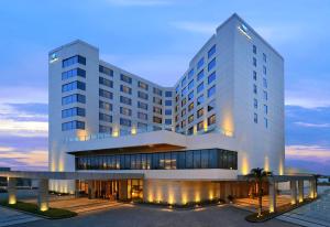 un gran edificio blanco con luces encendidas en Park Plaza Chandigarh Zirakpur, en Chandīgarh