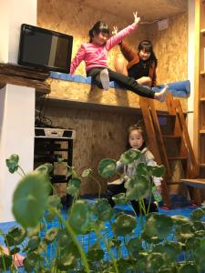 入住安吉 小森林 Little Forest Anji的儿童