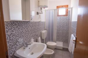 Ένα μπάνιο στο Two room apartment near the beach 1 +29 φωτογραφίες