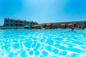 Bazén v ubytování Long Beach Village Residence sul mare spiaggia privata inclusa nebo v jeho okolí