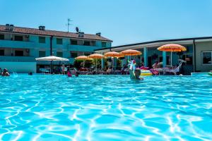 Bazén v ubytování Long Beach Village Residence sul mare spiaggia privata inclusa nebo v jeho okolí