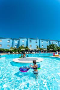 Bazén v ubytování Long Beach Village Residence sul mare spiaggia privata inclusa nebo v jeho okolí