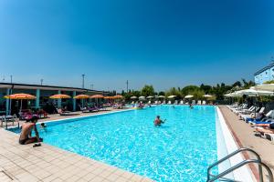 Bazén v ubytování Long Beach Village Residence sul mare spiaggia privata inclusa nebo v jeho okolí