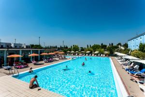 Bazén v ubytování Long Beach Village Residence sul mare spiaggia privata inclusa nebo v jeho okolí