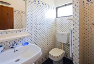 Koupelna v ubytování 2 bedroom villa in Carvoeiro with heated pool walking distance to resort and beach
