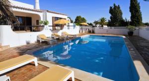 Bazén v ubytování 2 bedroom villa in Carvoeiro with heated pool walking distance to resort and beach nebo v jeho okolí