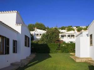 - Vistas al patio de una casa blanca en Casa Este - Semi-detached 2 bedroom villa - great for smaller groups, en Son Bou