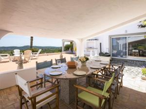 Parveke tai terassi majoituspaikassa Beautiful Loule Villa - Villa Quinta Tropical - Private Pool - Air conditioning - WIFI