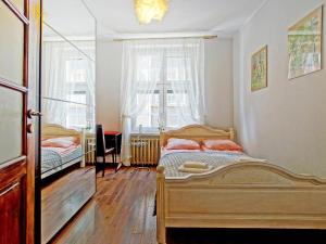 sypialnia z 2 łóżkami i oknem w obiekcie Apartament Kameralny przy ulicy Długiej w Gdańsku