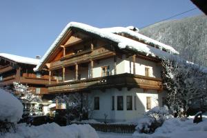 budynek pokryty śniegiem w obiekcie Haus Gaisberger w Mayrhofen