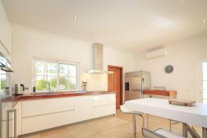 Η κουζίνα ή μικρή κουζίνα στο Villa Sol Grande - Exclusive 5 Bedroom Villa - Great Pool Area - Perfect for Families