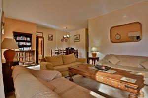 พื้นที่นั่งเล่นของ Villa Quadradinhos 3Q 4-bedroom villa with Private Pool AC Short Walk to Praca