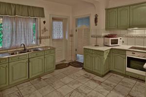Kjøkken eller kjøkkenkrok på Villa Quadradinhos 3Q 4-bedroom villa with Private Pool AC Short Walk to Praca