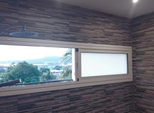 藻德济2 0 HÔTEL Vanille的砖墙房间的窗户