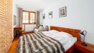 sypialnia z łóżkiem, biurkiem i krzesłem w obiekcie Apartamenty Sun & Snow Osiedle Podgórze w Szklarskiej Porębie