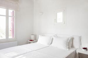 Postel nebo postele na pokoji v ubytování Villa Eirene Agl Psarrou Mykonos + 25 fotografií