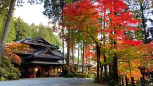 an asian style house in the middle of a forest at Yunoshimakan in Gero