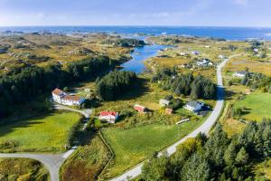 uma vista aérea de uma aldeia com um rio e uma estrada em Vollvaagen Apartments Smøla, boat included em Smøla