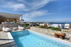 ein Swimmingpool auf dem Dach eines Hauses in der Unterkunft Executive Paros Villa 4 Bedrooms Villa Almyrikia Sunset Stunning Sea View in Kampos Paros