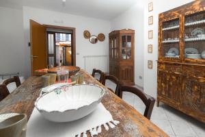 een houten tafel met een kom erop bij Adelina e il bosso in Policastro Bussentino