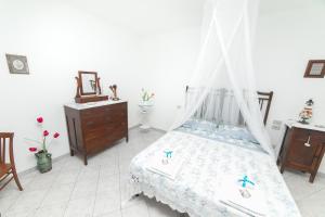 een slaapkamer met een bed met een klamboe bij Adelina e il bosso in Policastro Bussentino