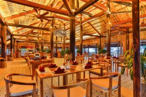 Ein Restaurant oder anderes Speiselokal in der Unterkunft Ocean Bay Resort & Spa Phu Quoc 