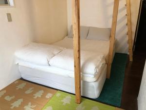 Litera en habitación pequeña con escalera en Hostel Yume-Nomad Kobe, en Kobe