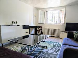 a living room with a glass coffee table on a rug at JungLH by Beds76 in Le Havre