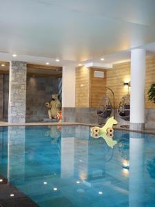 Bazén v ubytování CGH Résidence Boutique Le Lodge des Neiges nebo v jeho okolí