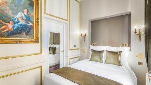 a bedroom with a bed and a painting on the wall at Royale 3 Bedroom, 2 Bathroom Apartment With AC - Louvre in Paris