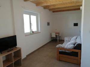 A television and/or entertainment centre at Agriturismo Casa Matilde