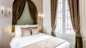 a bedroom with a white bed and a window at Luxury 3 Bedroom 2 Bathroom Palace Apartment - AC - Louvre in Paris