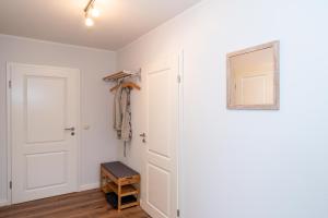 Habitación con puerta blanca y espejo. en Bauernhaus-Wohnung-2, en Bojendorf