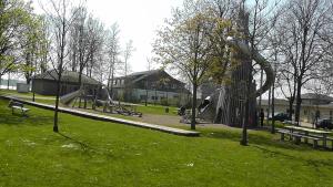 - un parc avec une aire de jeux dotée d'un toboggan et de bancs dans l'établissement Domhotel Bed & Breakfast, à Schleswig