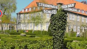 ein Straßenschild vor einem Gebäude in der Unterkunft Domhotel Bed & Breakfast in Schleswig