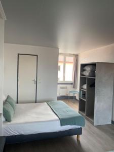 Un dormitorio con una cama y una mesa. en Boutique Hotel Lumaa Marinero, en Vieux-Boucau-les-Bains