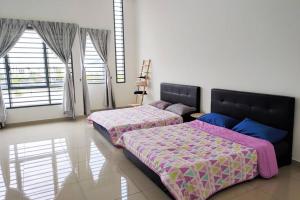 a bedroom with two beds and a large window at The Pallet house @ Bandar Sri Sendayan (Seremban) in Kampong Gadong Jaya
